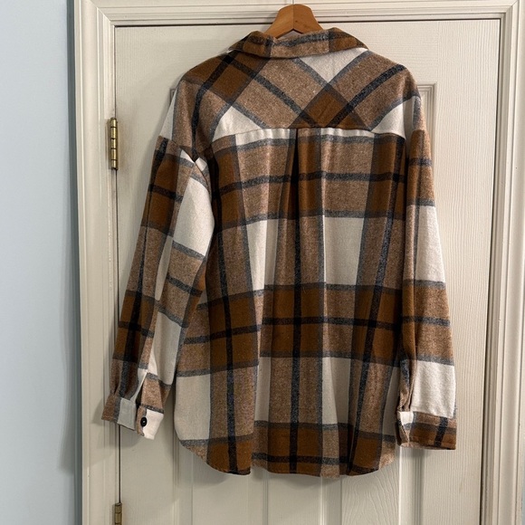 XXL Women’s Plaid Button-Up Shacket - Picture 5 of 5